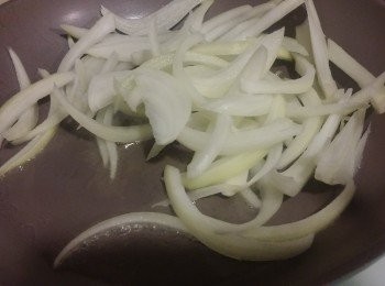 step2: 首先爆香洋蔥加<span class="group_2">洋蔥調味料</span>,將洋蔥煮入味備用。