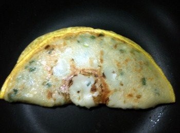 step7: 待蛋液凝固時，將蛋餅用鍋鏟折成半月型。