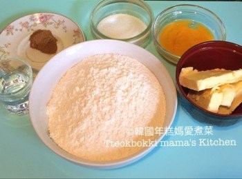 step2: 準備午油100g，蛋黄兩隻、糖30g、麵粉200g、水15ml及肉桂粉1茶匙