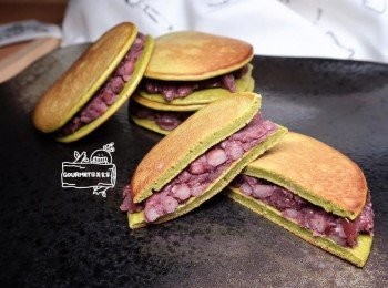 step8: 可隨自己喜好夾入蜜紅豆、擠上鮮奶油或淋上糖漿做變化，即是一道非常簡單卻美味的下午茶點心！