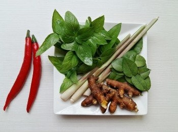 step1: 南洋風味香草:薑黃切片,香茅拍扁及辣椒切片。以上的香草,皆可在各大百貨超市或傳統市場或花市香草區購買得到。