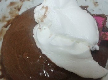 step3: 將已打發的蛋白分三次拌入巧克力漿內，輕手拌勻