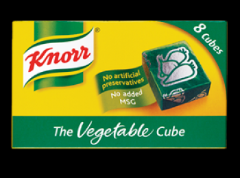 step2: 將洋蔥及蒜頭切碎, 用一公升沸水與蔬菜精拌勻備用