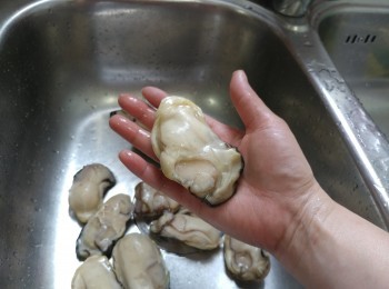 step1: 廣島蠔解凍（我用較大的3L蠔， 或桶蠔也可)