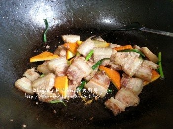 step5: 加入豆乾片及蔥段拌勻炒香