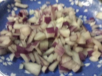 step5: 紫洋蔥切粒與蛋粒拌勻。