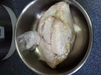 step2: 再將<a href="https://bit.ly/3zHU5V3" target="_blank" data-keyword="雞翼" class="guide-link"><strong>雞翼</strong></a> <span style="display:inline-block;vertical-align:middle;margin-top:-3px;color:initial;border-radius:3px;padding:2px 3px;font-size:12px;line-height:14px;background:#87d300;color:#fff;">即買</span> 洗淨，瀝乾水，將<a href="https://bit.ly/3zHU5V3" target="_blank" data-keyword="雞翼" class="guide-link"><strong>雞翼</strong></a> <span style="display:inline-block;vertical-align:middle;margin-top:-3px;color:initial;border-radius:3px;padding:2px 3px;font-size:12px;line-height:14px;background:#87d300;color:#fff;">即買</span> 放入保鮮袋中，加入調味料,隔住保鮮袋按摩<a href="https://bit.ly/3zHU5V3" target="_blank" data-keyword="雞翼" class="guide-link"><strong>雞翼</strong></a> <span style="display:inline-block;vertical-align:middle;margin-top:-3px;color:initial;border-radius:3px;padding:2px 3px;font-size:12px;line-height:14px;background:#87d300;color:#fff;">即買</span> 、确保每隻<a href="https://bit.ly/3zHU5V3" target="_blank" data-keyword="雞翼" class="guide-link"><strong>雞翼</strong></a> <span style="display:inline-block;vertical-align:middle;margin-top:-3px;color:initial;border-radius:3px;padding:2px 3px;font-size:12px;line-height:14px;background:#87d300;color:#fff;">即買</span> 都沾上調味料，將保鮮袋壓走空氣，室溫腌1小時以上.