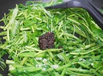 step4: 炒到喜歡的硬度後加入一大匙蝦醬和辣椒拌炒!!