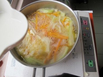 step7: 準備適量的玉米水勾芡攪拌至微稠狀