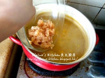 step11: 加入雞蓉 , 少許鹽及胡椒粉調味拌勻煮至雞蓉轉色及熟透