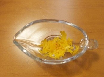 step2: 將柳橙洗淨後拿出一顆將果皮刨皮!!!
