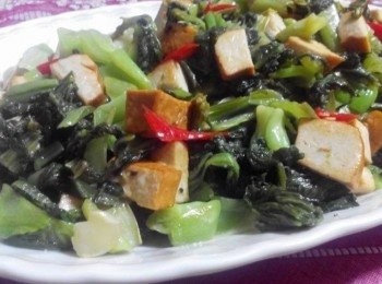 step1: 備料：辣椒片、醃製的雪裡紅若不想吃太鹹可以用清水略沖洗鹹味、並切小段、豆干切丁備用，