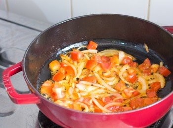 step5: 下蕃茄粒炒約 1 – 2 分鐘至微微出水