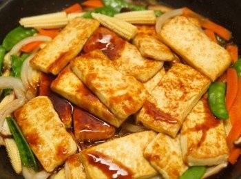 step5: 再來倒入步驟2的豆腐與<span class="group_2">調味料</span>一起煨煮。