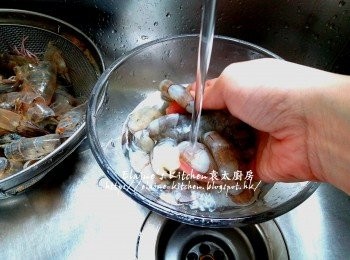 step1: 基圍蝦去頭去殼去腸(蝦殼蝦頭留起) , 將蝦肉用水沖洗乾淨