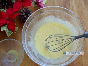 step3: 雞蛋打勻，分數次加入粉中充分拌勻。