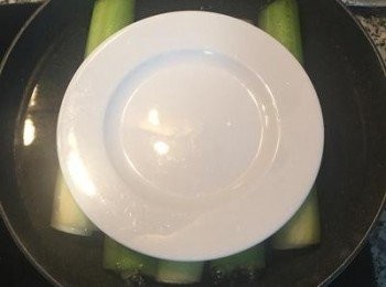 step2: 將皎白筍放入水中，上面壓上盤子；