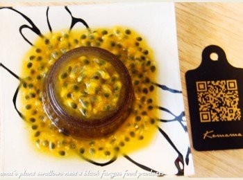 step4: 最後將拌勻後的百香果醬，直接淋灑在黑木耳健康凍上即可。