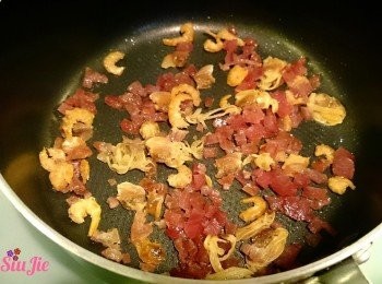 step4: 一湯匙油燒熱，爆香蝦乾，蜆乾，雲腿及臘腸。加入半湯匙生抽及半湯匙味醂略炒，剩起備用。