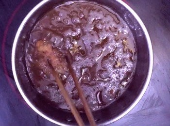 step7: 之後再把油鍋重新燒熱至180度
每次下大概下4–5塊雞肉用二炸，炸上50秒，拿起隔油即成