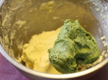 step8: 8.將原味及綠茶味麵糰用手，混合成不規則花紋的麵糰，搓長。