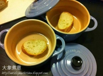 step5: 高溫碗先放入一片法式麵包再倒入洋蔥湯
