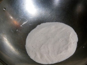 step1: 鹽直接倒入乾鍋，中小火翻炒炒熱鹽，黑豆快速沖過水洗淨就好，不能泡水太久，瀝乾水分放到水份全乾或曬乾，倒入炒鍋加入黑豆中小火翻炒，炒的過程全程人不可離開，需不斷翻炒使受熱均勻(鹽不能太少黑豆炒出來皮不漂亮)