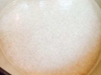 step1: 米和水比例約1 : 1.1，放入鑄鐵鍋用中火煮至微滾見魚眼，加蓋轉小火煮15分鐘。熄火焗10分鐘。
