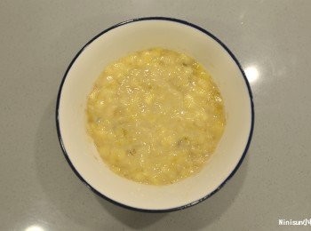 step3: 將香蕉搗成泥，可留些許顆粒增添口感