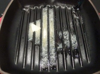step3: 將鑄鐵鍋預熱，然後放入奶油。