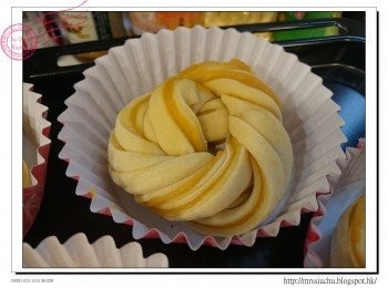 step6: 拿起兩端, 輕輕拉開一點, 左右手向相反方向扭2-3個圈。打結, 尾收在下方。放於模具內, 放入水波爐以30度進行第二次發酵至兩倍大約60分鐘。