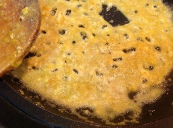 step1: 鹹蛋黃炒到起泡