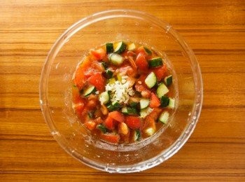 step2: 並和蒜末與其他調味料混合後，放置冰箱約1~2小時。