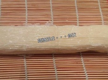 step5: 把麵糰搓成條狀，包上保鮮膜，放入雪櫃冷藏30分鐘。
將麵團橄成0.2公分厚的麵皮，再用餅乾模壓出形狀放上烘焙盤上