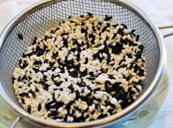 step5: 將糯米與紫米淘洗瀝乾，加入1.2量米杯水浸泡30分鐘