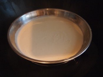 step2: 將粉漿倒入盤中，隔水蒸11分鐘，把蒸熟的粉糰移至另一乾淨盤子，用保鮮紙包好，放約半小時至微暖