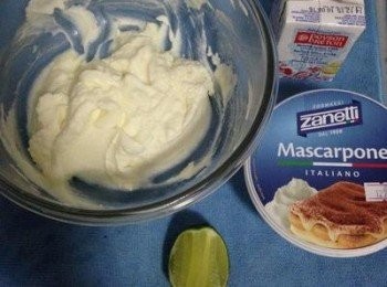 step1: 略將馬斯卡彭打散後加入鮮奶油輕輕拌勻，再加入糖霜和檸檬汁拌勻即可試甜度做調整，接著放入冷藏備用。