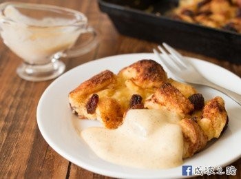 step11: 雲呢拿醬：
- 雲呢拿醬做法1：把所有<span class="group_2">雲呢拿醬材料</span>放於小鍋內拌勻，邊攪拌邊以小火加熱，煮至理想濃稠度即成。

- 雲呢拿醬做法2：把所有<span class="group_2">雲呢拿醬材料</span>放於碗內拌勻，放入微波爐以中火加熱 30秒後取出攪拌，重覆至醬汁變熱（但未夠濃稠）。之後繼續用微波爐以中火加熱 10 秒後取出攪拌，重覆至理想濃稠度即成。

- 雲呢拿枝打直剖開後刮出雲呢拿籽後，淨下的雲呢拿枝「外殼」可跟其他<span class="group_2">雲呢拿醬材料</span>一併用以上做法來做雲呢拿醬增香，完成後撈出「外殼」即可。

- 如不用雲呢拿枝，可以1/2茶匙天然雲呢拿香油代替。