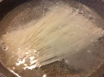 step1: 先用鍋煲滾水, 然後加入麵條煮約3分鐘, 撈起用水沖一沖