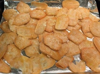 step3: 烤盤鋪上鋁箔紙，噴上一層薄油，把番薯片鋪在烤盤上（番薯片盡量不要疊在一起）。