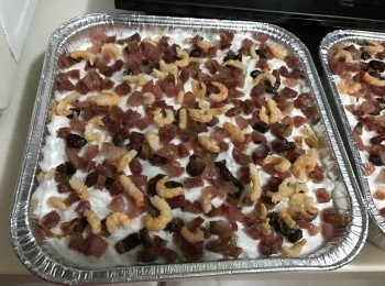 step6: 先把盛載器皿塗上薄薄的油，然後把粉漿倒入舖平，面上放上臘味（個人喜好臘味放面，大家也可把部分加入粉漿內），用錫紙蓋面。