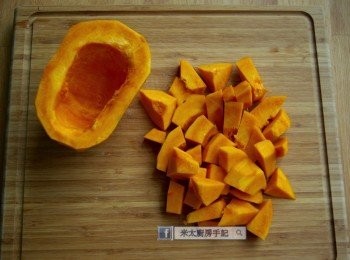 step1: 南瓜去皮去籽，切成小塊。