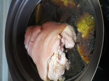 step2: 熱鑊落油爆香薑片，乾蔥頭，蒜頭，用半煲水須浸過元蹄面，煮滾後落/\角，香葉，生抽，老抽，蠔油，紹酒，片糖，元蹄煮半小時熄火，焗15分鐘，再開火，如此類推反復做三次，全程用細火。