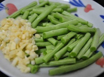 step1: 將四季豆洗淨後去頭尾切段，蒜頭切細末