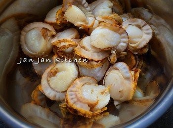 step3: 用醃料醃10分鐘。預備煎前用手指摔一點生粉上帆立貝上，以半煎炸方式煎至金黃香脆，只需分半至2分鐘左右，排上碟備用。