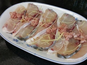 step3: 將薑絲，免治豬肉平均放在魚上