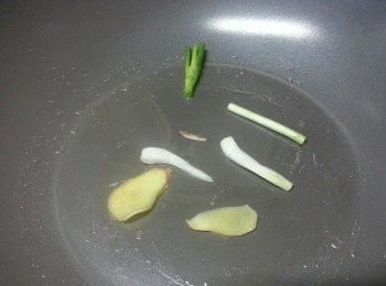 step3: 起油鑊先爆香薑片及蔥白