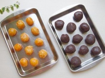 step16: 將烏豆沙包住鹹蛋黃,備用。