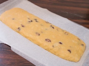 step8: 麵團放上焗盤，用手壓成約 30 cm X 11 cm，厚約 1.5 cm的形狀。