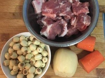 step1: 小排洗淨，除去多餘的油脂；蓮藕去皮洗淨；蓮子和胡蘿蔔洗淨，荸薺洗淨切對半。